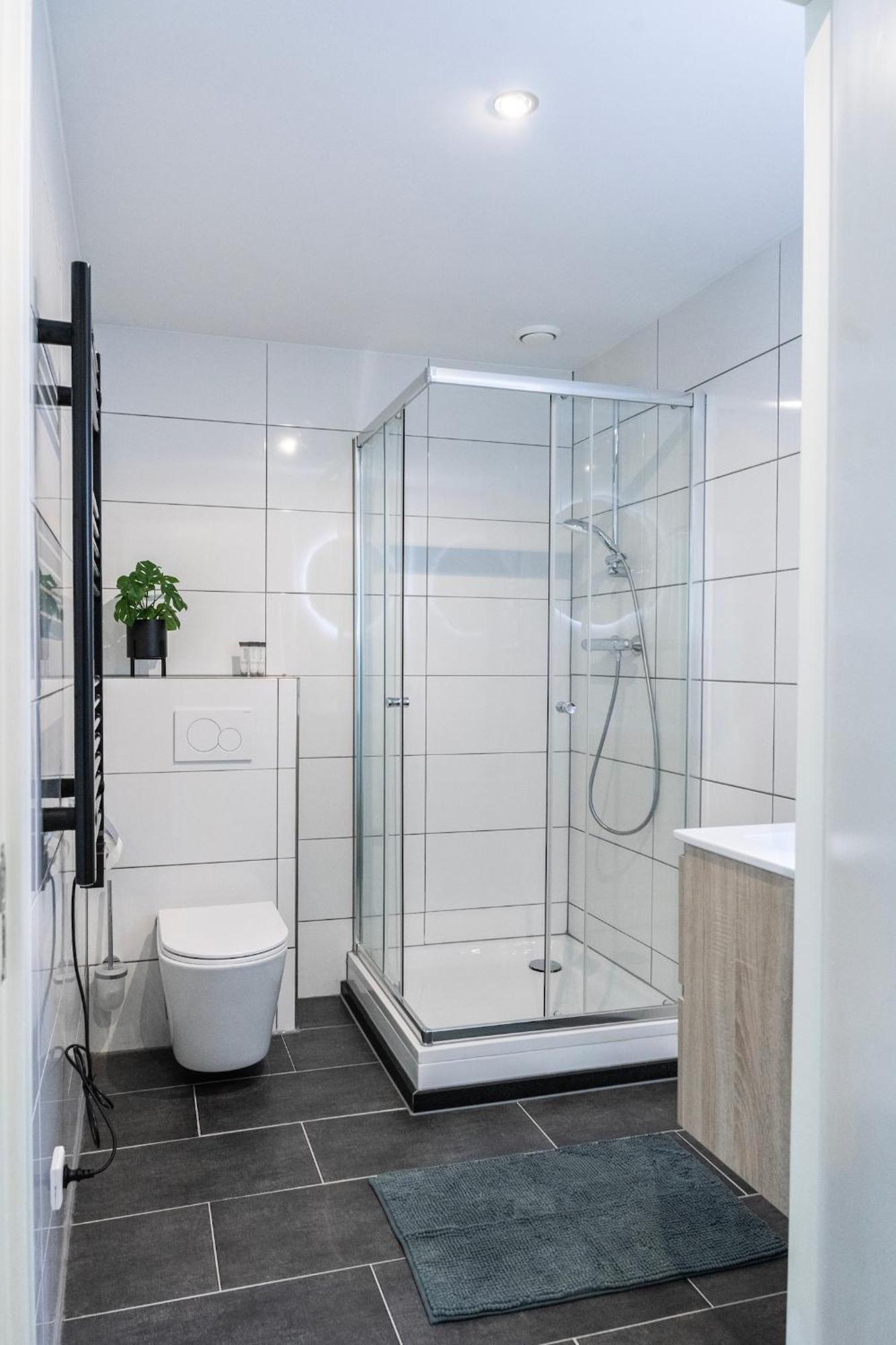 6-Bed Aircon House Diaz 60M2, Many Bedrooms Тилбург Екстериор снимка